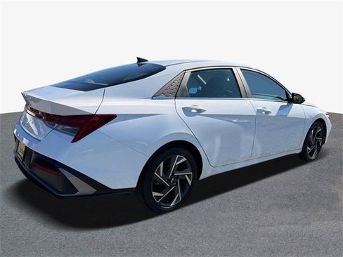Used 2024 Hyundai Elantra SEL w/ Convenience Package image 3