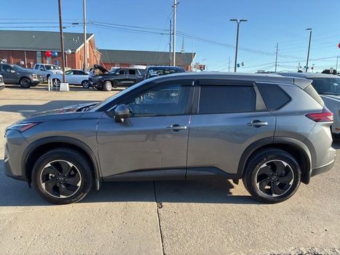 Used 2025 Nissan Rogue SV w/ SV Premium Package image 4