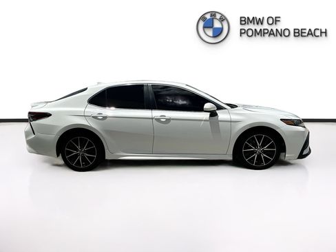 Used 2021 Toyota Camry SE FWD image 6