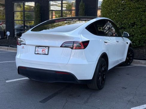Used 2021 Tesla Model Y Long Range image 12