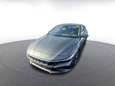 Used 2025 Hyundai Elantra SEL image 3