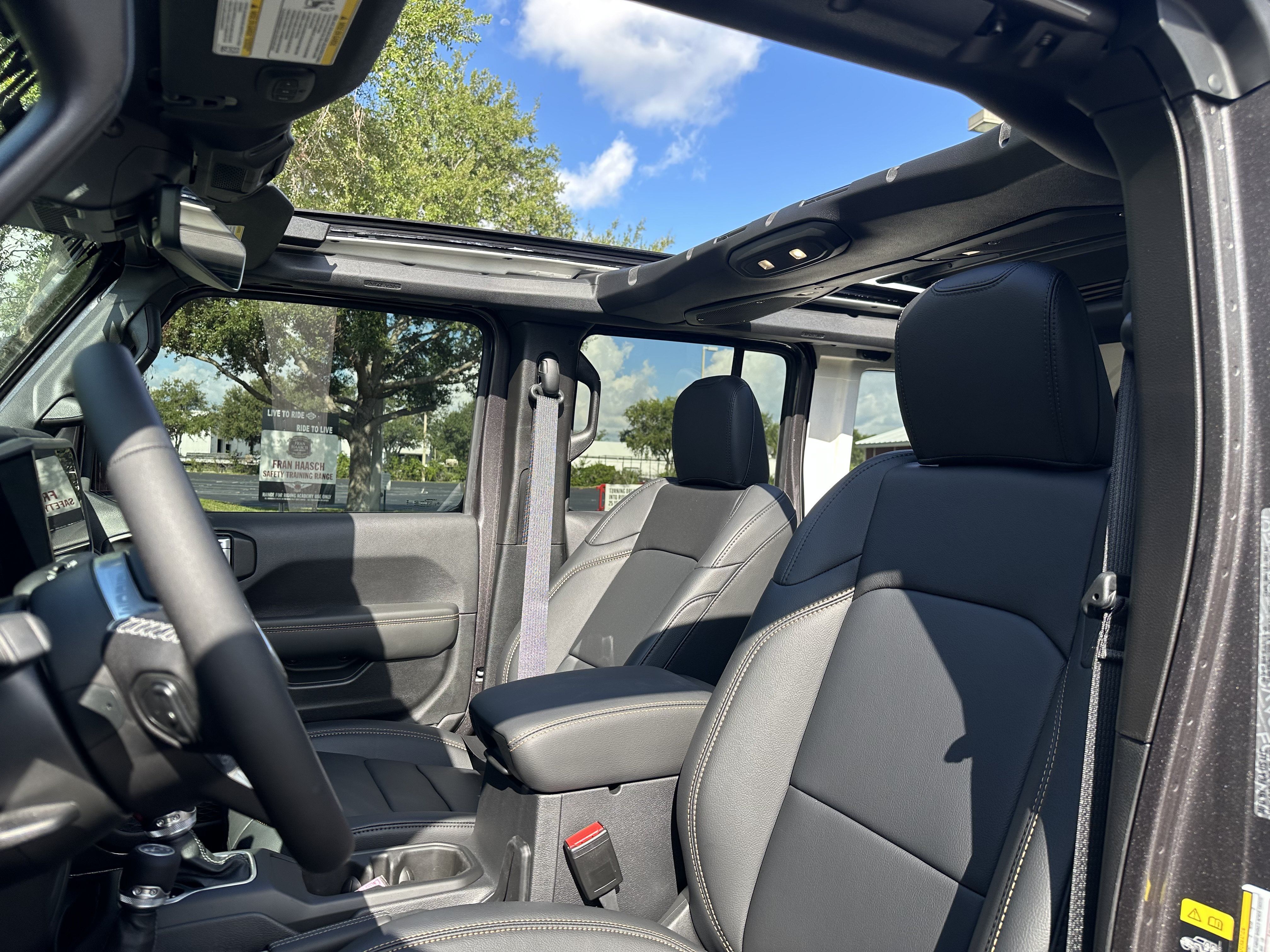 Used 2025 Jeep Wrangler Unlimited Sahara w/ Safety Group AWD/4WD image 35