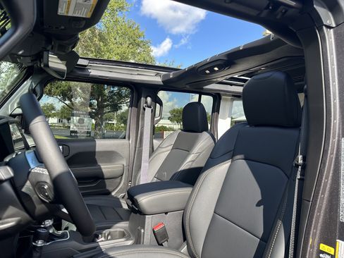 Used 2025 Jeep Wrangler Sahara w/ Safety Group image 35