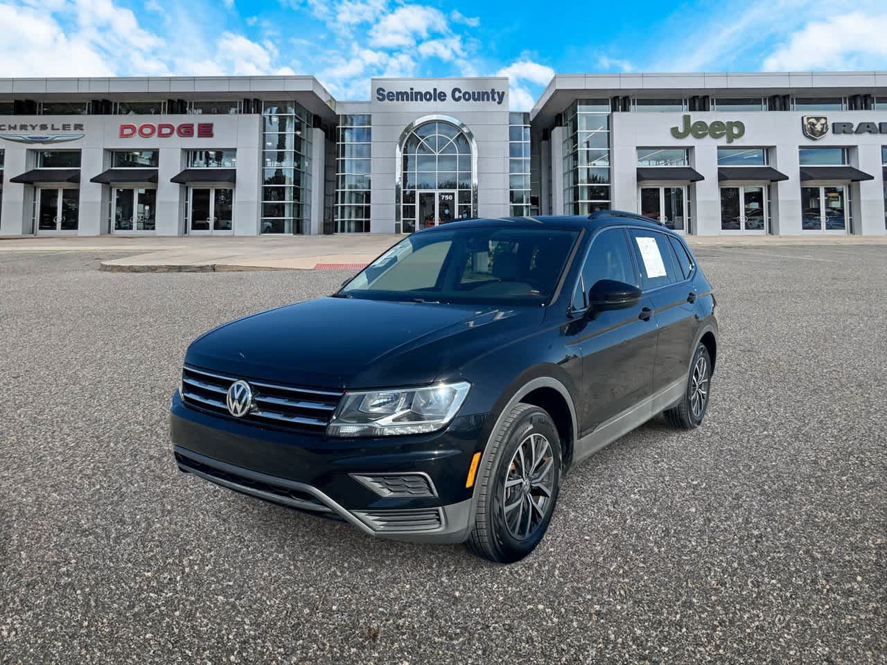 Used 2019 Volkswagen Tiguan SE w/ Panoramic Sunroof Package FWD image 1