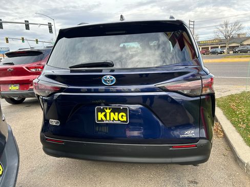 Used 2024 Toyota Sienna XLE image 4