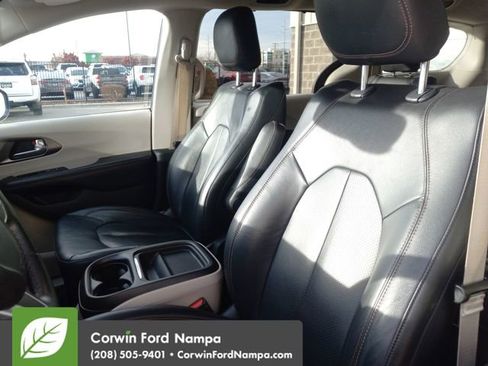 Used 2020 Chrysler Pacifica Touring-L image 23
