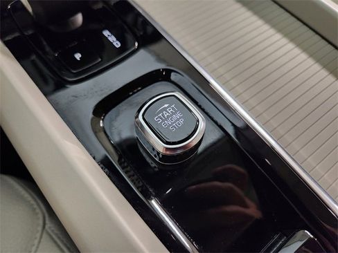 Used 2025 Volvo XC60 B5 Core image 21
