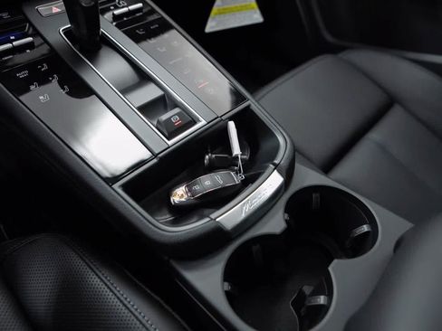 Certified 2026 Porsche Macan AWD/4WD image 32