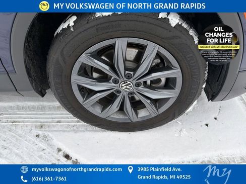 Used 2022 Volkswagen Tiguan SE w/ Panoramic Sunroof Package image 35