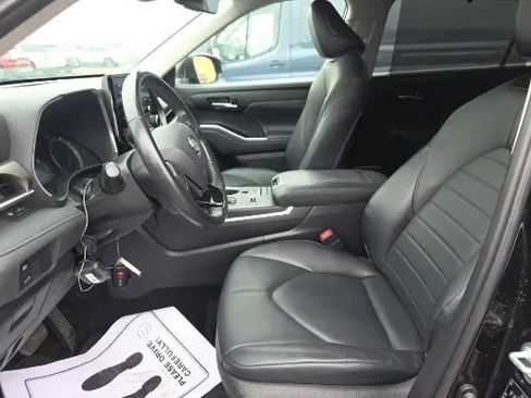 Used 2021 Toyota Highlander XLE image 7