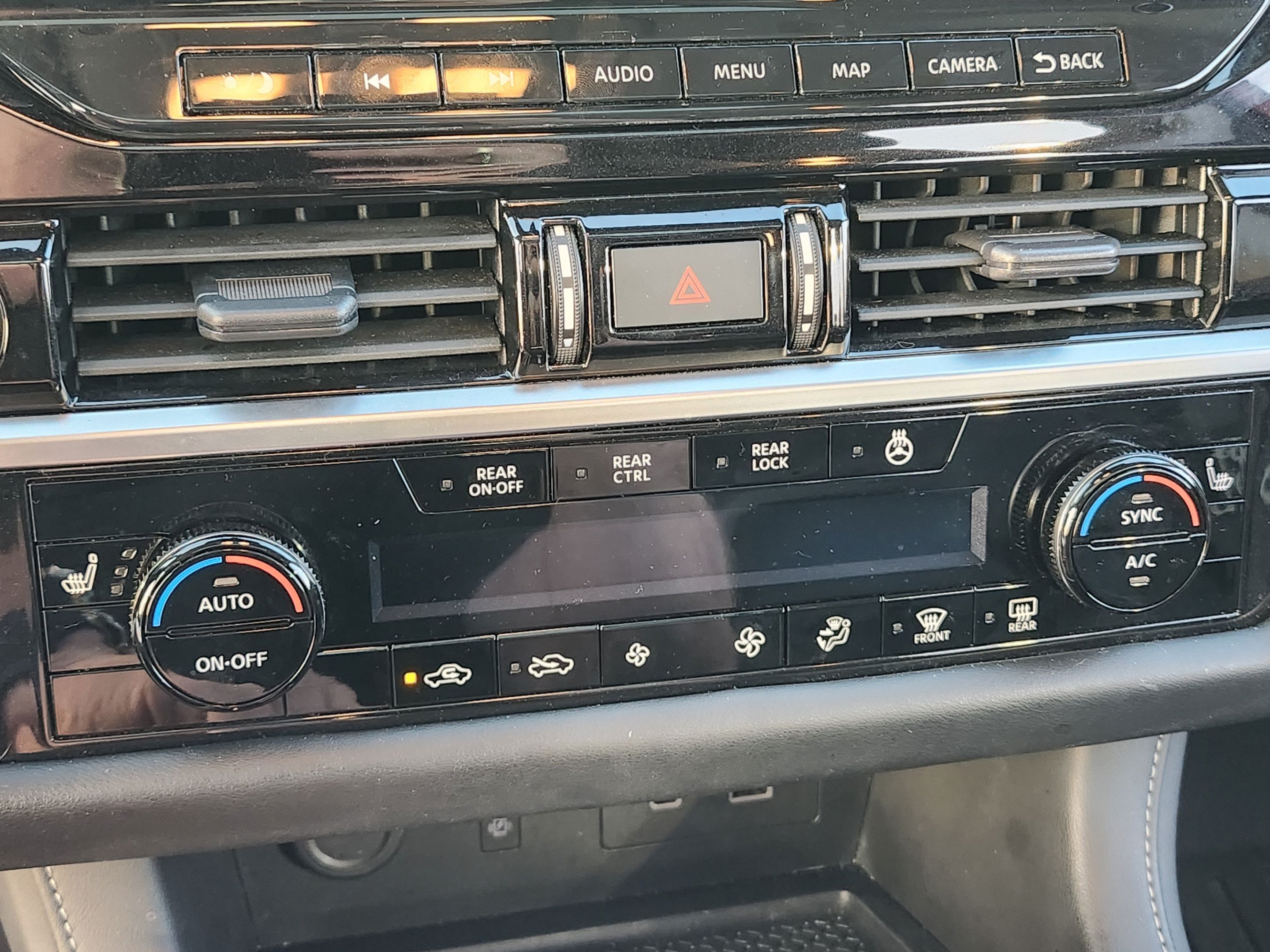 Used 2024 Nissan Pathfinder SL w/ SL Premium Package FWD image 18