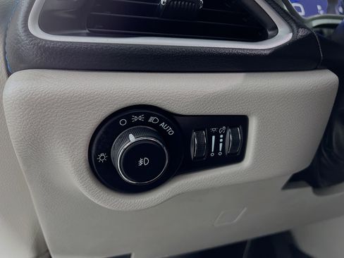 Used 2021 Chrysler Pacifica Touring-L FWD image 10