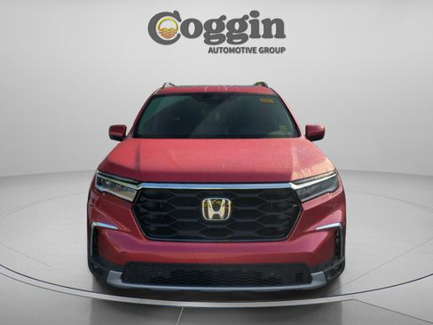 Used 2025 Honda Pilot Touring image 4