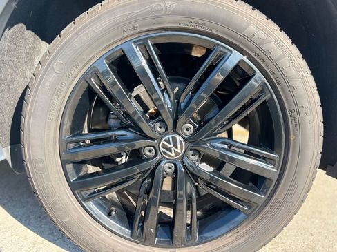 Used 2022 Volkswagen Tiguan SE R-Line image 34