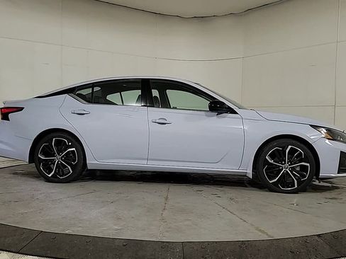 Used 2023 Nissan Altima 2.5 SR w/ SR Premium Package image 7