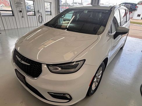 Used 2023 Chrysler Pacifica Touring-L FWD image 3
