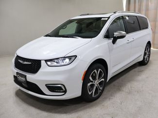 New 2026 Chrysler Pacifica Pinnacle w/ Trailer Tow Group video 3