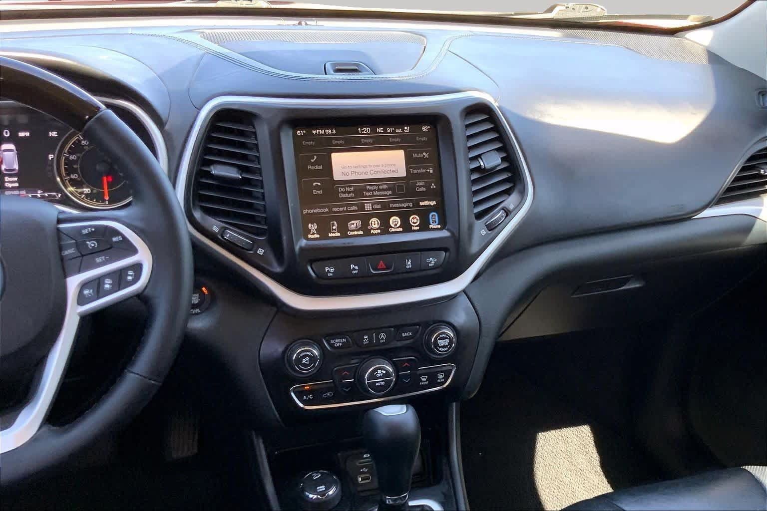 Used 2017 Jeep Cherokee Overland w/ Technology Group AWD/4WD image 7