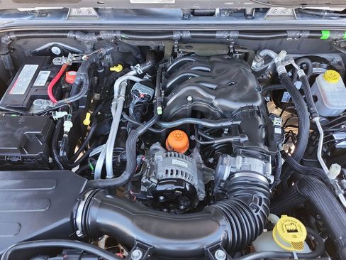 Used 2017 Jeep Wrangler Unlimited Sahara w/ Connectivity Group AWD/4WD image 16