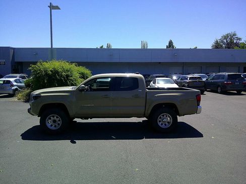 Used 2020 Toyota Tacoma SR5 AWD/4WD image 2