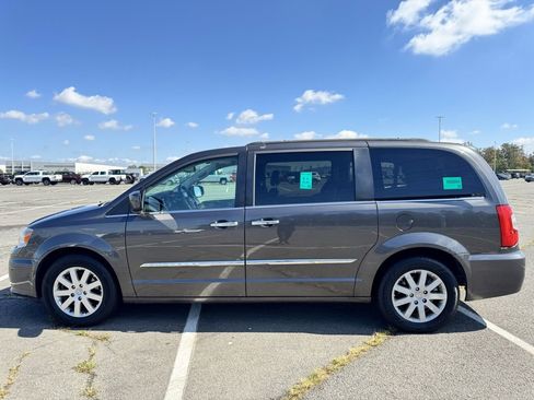 Used 2015 Chrysler Town & Country Touring w/ Driver Convenience Group image 6