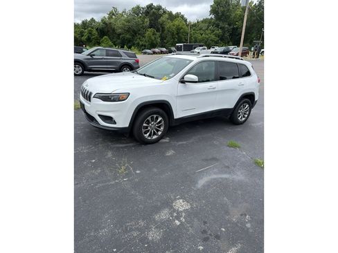 Used 2019 Jeep Cherokee Latitude Plus w/ Comfort/Convenience Group AWD/4WD image 3