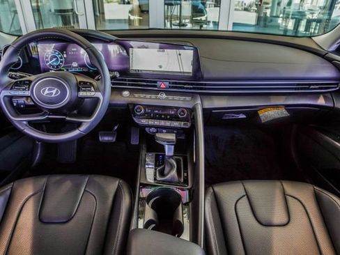 Used 2025 Hyundai Elantra Limited FWD image 5