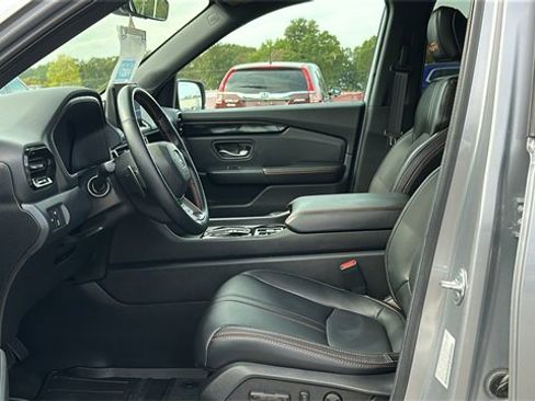 Used 2025 Honda Pilot TrailSport image 10