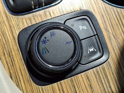 Used 2017 GMC Acadia Denali w/ Technology Package FWD image 29