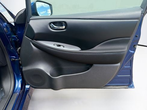 Used 2025 Nissan Leaf S FWD image 31
