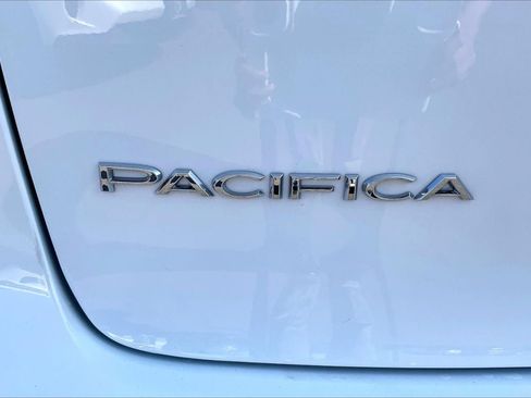 Used 2025 Chrysler Pacifica Select FWD image 4