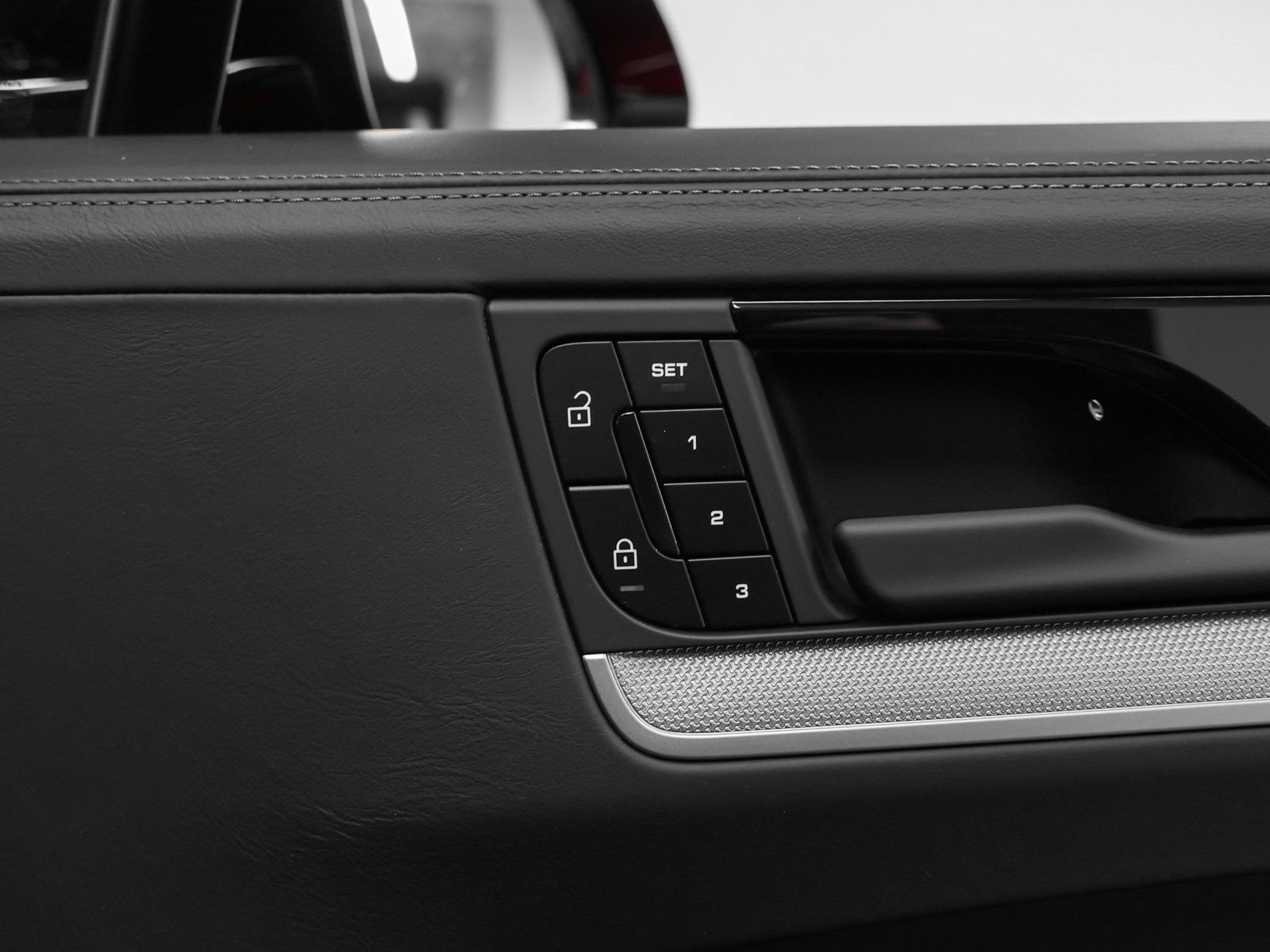 Certified 2025 Porsche Cayenne E-Hybrid AWD/4WD image 22