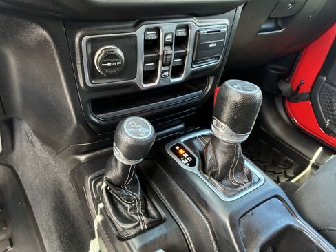 Used 2018 Jeep Wrangler Unlimited Sahara w/ Cold Weather Group AWD/4WD image 33