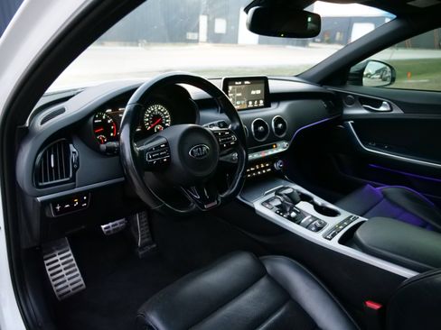 Used 2018 Kia Stinger GT2 image 12