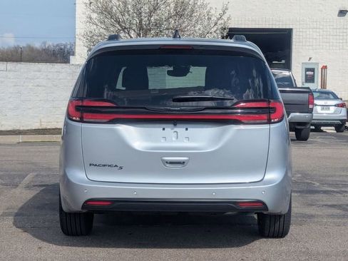 New 2026 Chrysler Pacifica Select image 4