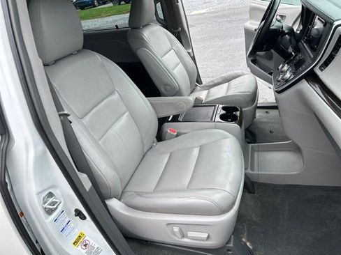 Used 2017 Toyota Sienna XLE Premium image 25