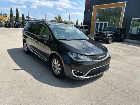 Used 2017 Chrysler Pacifica Touring-L FWD image 22