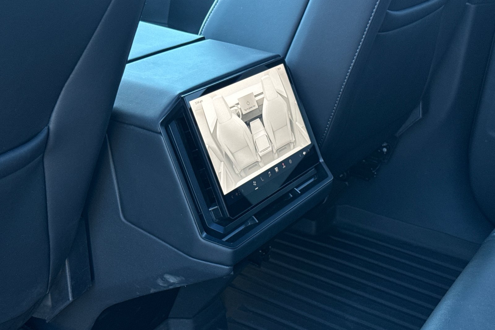 Used 2024 Tesla Cybertruck AWD Crew Cab image 34