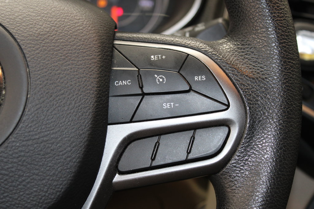 Used 2020 Jeep Cherokee Latitude FWD image 12