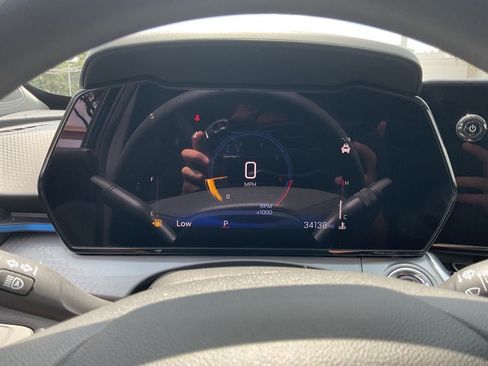Used 2025 Chevrolet Trax LT FWD image 34