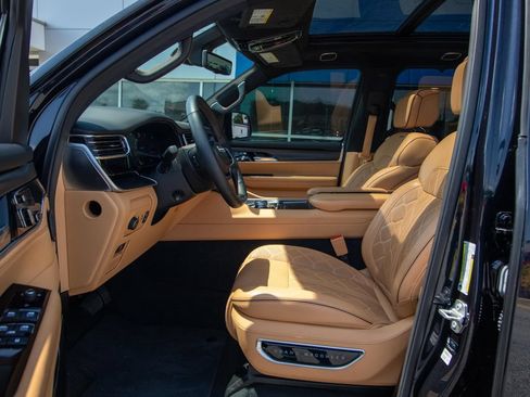Used 2025 Jeep Grand Wagoneer L Series III w/ Rear Seat Video Group 1 AWD/4WD image 6