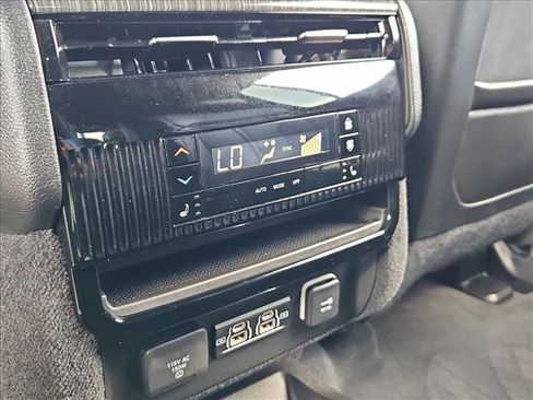 Used 2022 Jeep Wagoneer Series II w/ Flexible Seating Group AWD/4WD image 17