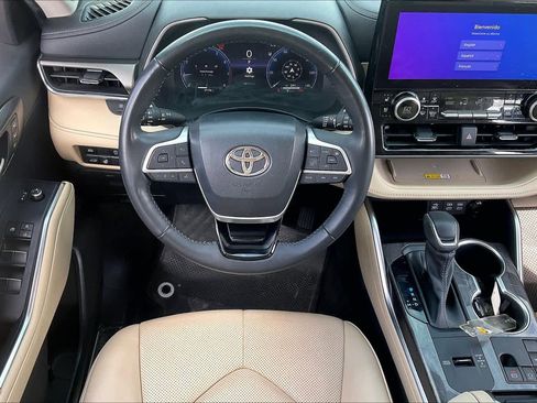 Used 2023 Toyota Highlander Limited image 6