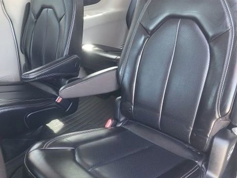 Used 2023 Chrysler Pacifica Touring-L FWD image 18