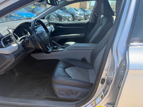 Used 2019 Toyota Camry XLE FWD image 5