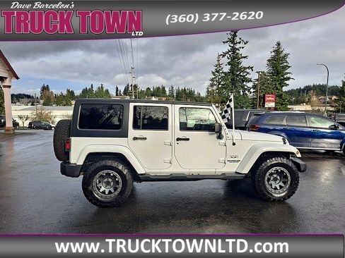 Used 2017 Jeep Wrangler Unlimited Sahara w/ Connectivity Group image 2