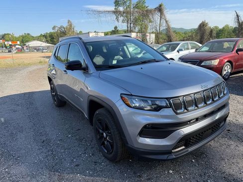Used 2022 Jeep Compass Latitude w/ Convenience Group AWD/4WD image 5