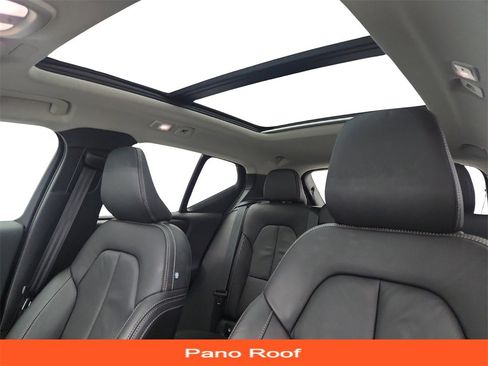 Used 2023 Volvo XC40 B5 Plus image 12