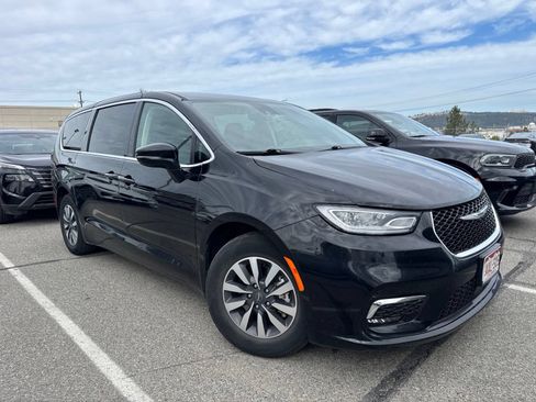 Used 2024 Chrysler Pacifica Limited FWD image 3