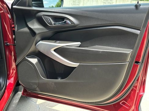 Used 2025 Chevrolet Trax RS w/ Sunroof Package FWD image 12